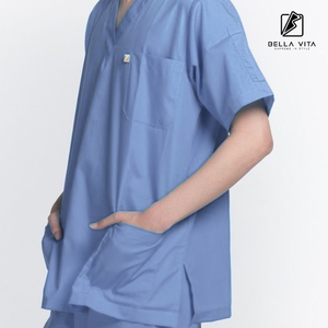 เสื้อสครับคอวีสีดำ แขนสั้น มีกระเป๋าใช้งานได้จริง 3 ช่อง สำหรับบุรุษ/สตรี ใช้ในโรงพยาบาล/ห้องปฏิบัติการ/คลินิก BELLA VITA ผ้า Air Flexcotton 65% โพลีเอสเตอร์ - Product Image 5