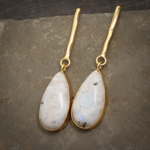 Boucles d'oreilles pendantes en pierre de lune naturelle plaquées or 18 carats, serties clos, faites à la main, style bohème, pour mariage, pour femme, Rajasthan - Product Image 5