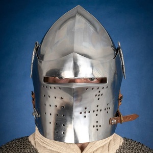Casque médiéval Sentinel, réplique historique de guerrier de qualité supérieure, conçu pour les productions scéniques, les reconstitutions et les événements d'exposition - Product Image 4