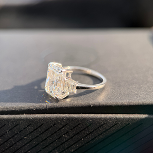 แหวนเพชร 2 กะรัตทรงเรเดียนท์ ประดับด้วยพลอยทรงสี่เหลี่ยมคางหมู ทองคำขาว 14K สี D ความใส VVS2 - Product Image 2