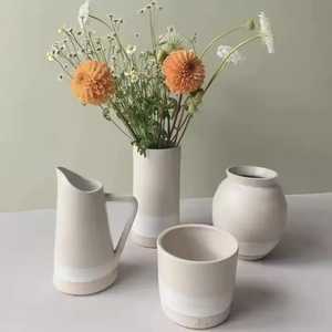 Vase-pichet en céramique terracotta nordique avec poignée moderne, carafe à fleurs rustique texturée, pot à fleurs séchées de style ferme, finition mate - Product Image 2