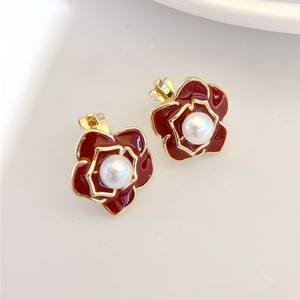 Boucles d'oreilles élégantes en camélia et perles en forme de goutte d'eau, style rétro palais, émail coloré, design tendance et frais - Product Image 2