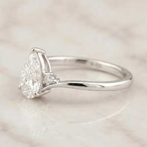 Anillo de compromiso de oro de 14 quilates con diamante cultivado en laboratorio, corte pera, certificado IGI, diamante blanco de claridad VS1, 1.5 quilates, tallas personalizadas. - Product Image 2