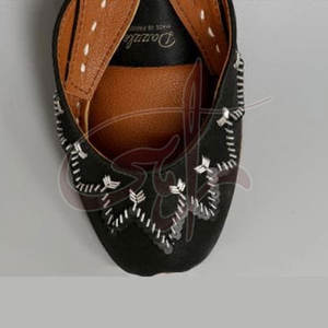 Fabricación en Pakistán de Calzado Khussa para Mujer con Material de Seda Cruda, Bajo MOQ, Precio Económico, Calzado Khussa para Mujer en Venta - Product Image 6