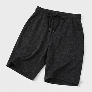 Shorts de survêtement en tricot noir pour homme, taille élastique avec cordon de serrage, coupe décontractée ample avec poches latérales, respirant, idéal pour l'été - Product Image 4