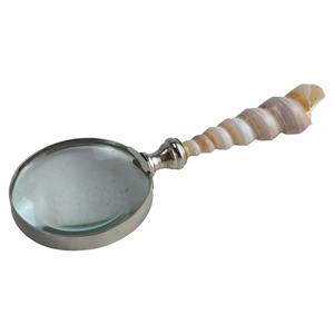 Lupa de Metal Clásica con Mango de Diseño, Ideal para Leer Libros y Periódicos - Product Image 1