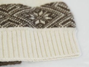 Gorro de Lana de Copo de Nieve Sostenible |   Gorro de Lana de Origen Ético, Procedente de Nómadas Mongoles |   Ropa de Invierno Orgánica para el Bienestar Animal - Product Image 2
