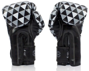 Guantes de Boxeo Fairtex Hechos a Medida en Combinación de Negro, Gris y Blanco, Ideales para Entrenamiento y Sparring de MMA, Muay Thai y Kickboxing - Product Image 3