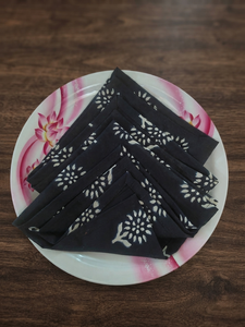 Servilleta de tela de algodón floral negra, impresa a mano, reutilizable, para la mesa del comedor en casa. - Product Image 3