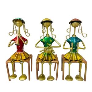 Ensemble de figurines métalliques de musiciens folkloriques traditionnels du Rajasthan (Lot de 3) - Design vertical, articulées, pour les célébrations de Diwali et de mariage - Product Image 1