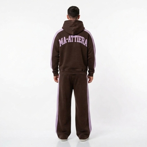 Ensemble survêtement streetwear pour homme, marron foncé et lavande, avec sweat à capuche zippé et pantalon large, détails de clous contrastants sur les manches, personnalisable OEM ODM - Product Image 4