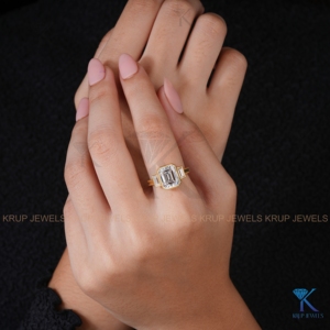 Anillo de Compromiso de Oro Sólido con Diamante Cultivado en Laboratorio con Corte Esmeralda, Anillo de Tres Piedras Vintage con Milgrain, Joyería Fina Nupcial, Hecho a Medida, Regalo para Mujer - Product Image 6