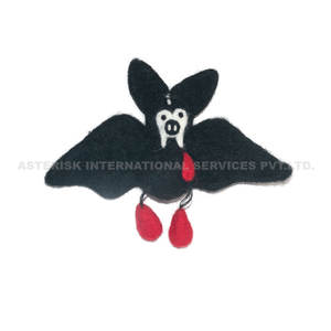 Guirlande miniature noire personnalisée en laine feutrée petite chauve-souris accessoire de fête d'Halloween et ensemble de décorations murales suspendues de Noël - Product Image 3