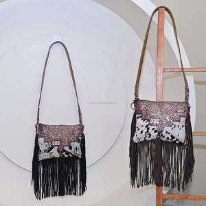 กระเป๋าหนังแท้สไตล์ตะวันตก รุ่น Jackpot 777 แบบสะพายข้าง แต่งพู่ สำหรับผู้หญิง ทำด้วยมือจากหนังวัวขนสั้น กระเป๋าสะพายทรงโรดีโอ - Product Image 4