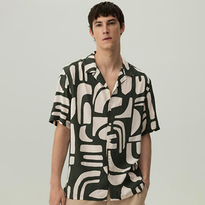 Camisa de manga corta azul vibrante para hombre con botones, estampado de piña divertido y corte fresco que evoca la calidez tropical. - Product Image 5