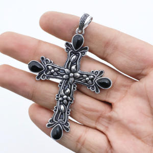 Pendentif croix en onyx plaqué argent – Collier avec pierre précieuse noire – Bijoux de style vintage - Product Image 1
