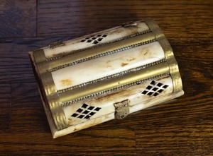 Boîte à bijoux rectangulaire classique en os incrusté avec accents en laiton et design sculpté, boîte de rangement pour chambre à coucher - Product Image 4