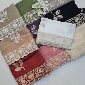 Elegante chal de moda con bordado floral y encaje en tela de lino y algodón, 12 colores, detalles de encaje en el borde, borde deshilachado delicado. - Product Image 5