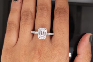 Anillo de compromiso de oro blanco de 14k con diamante de laboratorio de corte esmeralda, anillo solitario con micro pavé y halo, proveedor de anillos de boda de oro y diamantes - Product Image 3