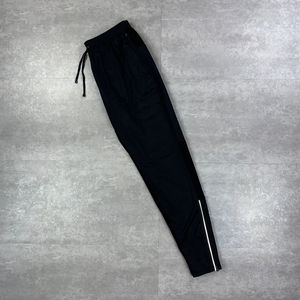 Ensemble de survêtement gris à capuche coupe-vent pour homme, veste zippée avec poches latérales et pantalon de jogging noir, tenue sportive décontractée pour le printemps - Product Image 6