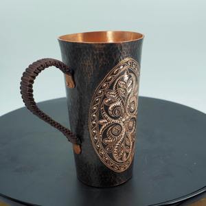 Mug de luxe noir gravé, idéal pour les occasions spéciales, les réceptions, le service des invités et la dégustation à la maison, ou comme cadeau. - Product Image 1
