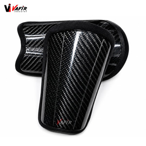 Espinilleras de fútbol personalizadas de fibra de carbono con protectores de pierna de neopreno y calentadores, modelo para una alta protección. - Product Image 1