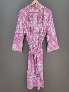 เสื้อคลุมกิโมโนผ้าฝ้ายลายดอกไม้สีขาวสีชมพูพร้อมสายรัดชุดเดรสสำหรับสตรีพิมพ์ลายดอกไม้สีชมพู - Product Image 1