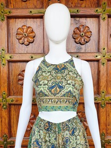 ชุดเซ็ตผ้าซาตินพิมพ์ลายเพสลีย์สไตล์โบฮีเมียนสำหรับผู้หญิง เสื้อครอปคอ halter และกางเกงขาสั้นเอวยางยืด เหมาะสำหรับใส่เที่ยวทะเลในช่วงฤดูร้อน - Product Image 3