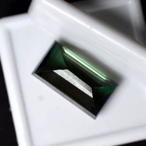 Tourmaline vert foncé naturelle taille baguette, pierre précieuse élégante pour pendentif, fabrication de bijoux artisanaux - Product Image 3