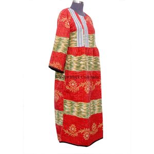 Robe indienne Kantha faite à la main pour femmes, robe vintage Kantha multicolore, robe de chambre en coton, col rond, manches longues. - Product Image 4
