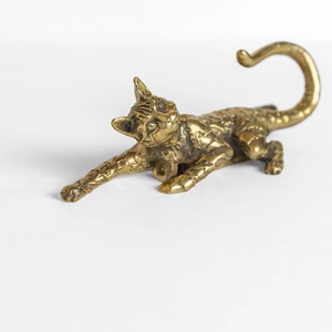 Gancho de pared metálico con forma de gato, acabado dorado, colgador decorativo ideal para llaves, bolsos, toallas y decoración moderna del hogar, de la India. - Product Image 2