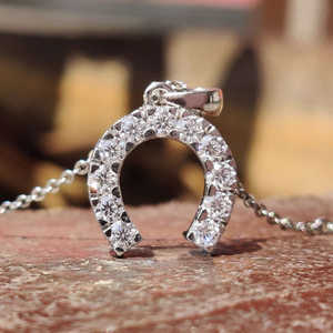 Pendentif Fer à Cheval Antique en Argent Sterling 925 avec Moissanite Taille Brillant 0,66 TCW, Collier Tendance pour Fiançailles et Usage Quotidien, Idéal Cadeau - Product Image 1