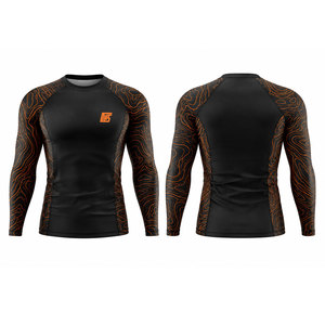 Rashguard personnalisé sublimé offrant une impression intégrale, une construction durable et une performance athlétique excellente - Product Image 1