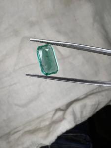Pierre précieuse brute de 2,41 carats, taille émeraude traditionnelle, pour bijoux fins - Product Image 2