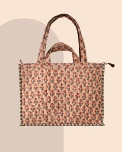 Sac fourre-tout spacieux à imprimé floral Jaipur Originals avec bordure rayée, poignée supérieure et fermeture éclair, en coton, idéal pour les voyages - Product Image 3