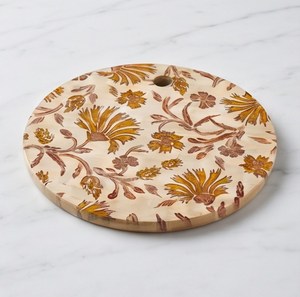 Tabla de cortar redonda de madera vintage con estampado floral en dorado y marrón, con orificio para colgar. - Product Image 4