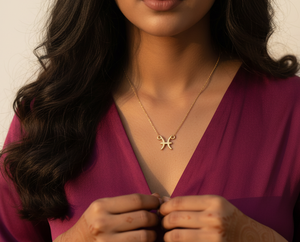 Collar con Signo Zodiacal Piscis |   Joyería Astrológica Unisex Clásica de Latón Chapado en Oro de 14K - Product Image 3