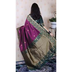 Sari Banarasi Único con Ondas Onduladas, Tejido en Seda Suave con Intrincados Detalles Zari, para la Moda India y Pakistaní, Color Vino - Product Image 4