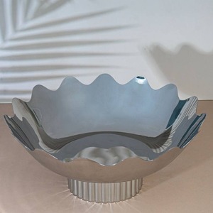 ชามเสิร์ฟโลหะทันสมัยพร้อมผิวขัดเงาและขอบหยักสำหรับตกแต่ง - Product Image 1