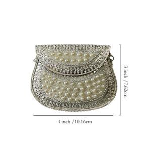 Elegante Bolso de Mano Tipo Clutch de Metal Pulido Estilo Antiguo Moderno con Intrincado Trabajo de Abalorios, Perlas Blancas y Diseño de Cierre con Solapa Esculpida - Product Image 2