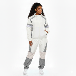 Conjunto de dos piezas para mujer: Sudadera con capucha OEM personalizada, top corto de chándal con media cremallera, chaqueta cortavientos y pantalones para gimnasio. - Product Image 5