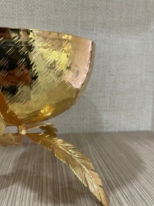 Hermoso tazón decorativo con diseño martillado en oro, ideal para frutos secos, dulces, exhibición en mesa de comedor y servicio en fiestas, procedente de la India. - Product Image 5