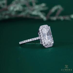 Bague de fiançailles 6.6CTE à taille radiant allongée, diamant de laboratoire couleur D VS1, avec halo et bande pavée, bijou de mariée spectaculaire - Product Image 5