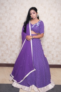 Lehenga Choli Tradicional Indio Morado, Traje Étnico Largo Hasta el Suelo para Bodas, Corte Regular con Dupatta Sólida - Product Image 3