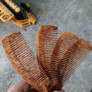 Peigne en noix de coco pur artisanal d'origine vietnamienne pour un coiffage efficace et des outils de beauté durables par 99 Gold Data - Product Image 1