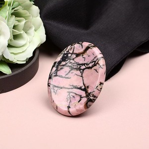 Piedra de Cuarzo Rosa Ovalada Pulida, Gema Natural Rosa con Vetas Negras para Meditación - Product Image 2