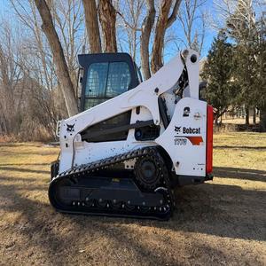 Chargeuse compacte Bobcat T770, efficace, puissante et compacte, conçue pour la construction, l'agriculture et l'aménagement paysager. - Product Image 2