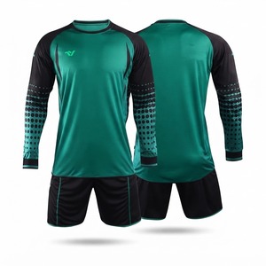 Tenue de football personnalisée pour l'entraînement et les matchs, vêtements de sport légers, durables et respirants en tissu polyester pour hommes adultes - Product Image 3