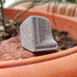 Anillo de Plata de Ley con Inicial y Moissanita Corte Baguette, Estilo Hip Hop, Diseño en Racimo, Bañado en Rodio, Joyería Unisex - Product Image 2