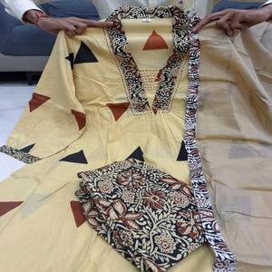 Conjunto de algodón puro con estampado Kalamkari VASTRA COTTAGE, pantalón, dupatta, tejido jacquard, detalles en el cuello, ropa festiva de diseñador para mujer - Product Image 5